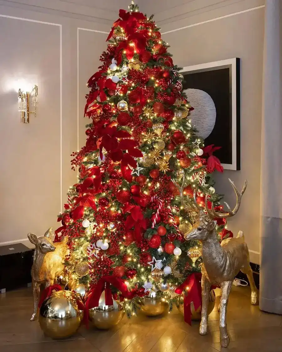 15 Red Christmas Tree Ideas for a Bold Festive Look