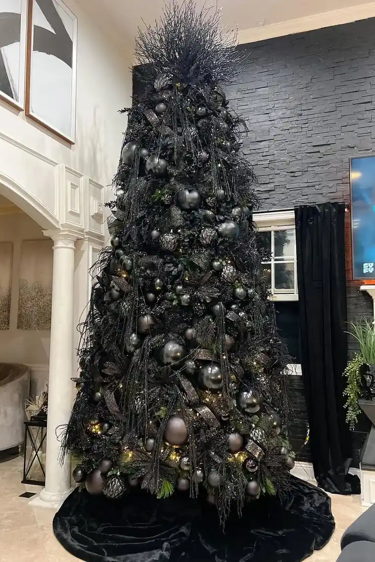 Black and Gold New Year Decorations for an Elegant Home
