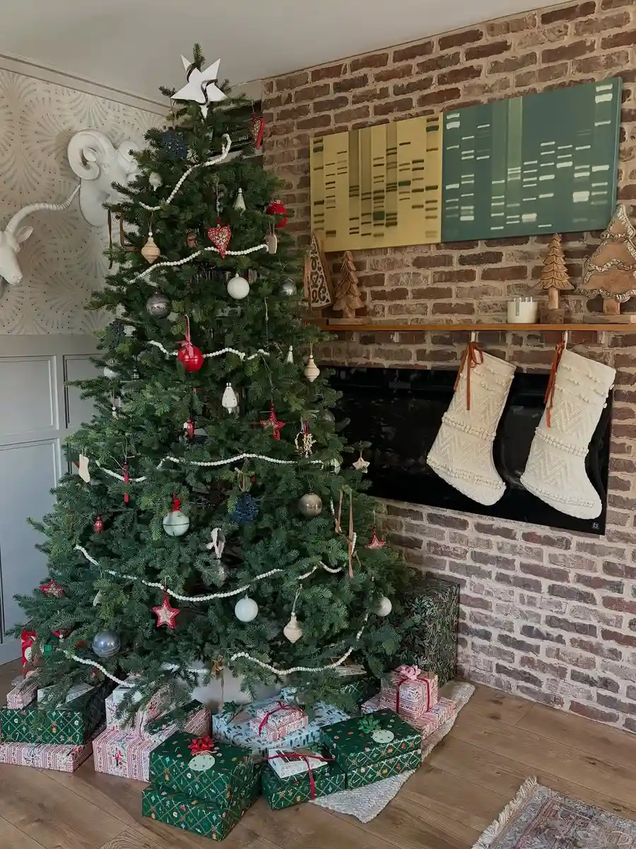 15. Velvet Bow Topper on a Bedroom Tree